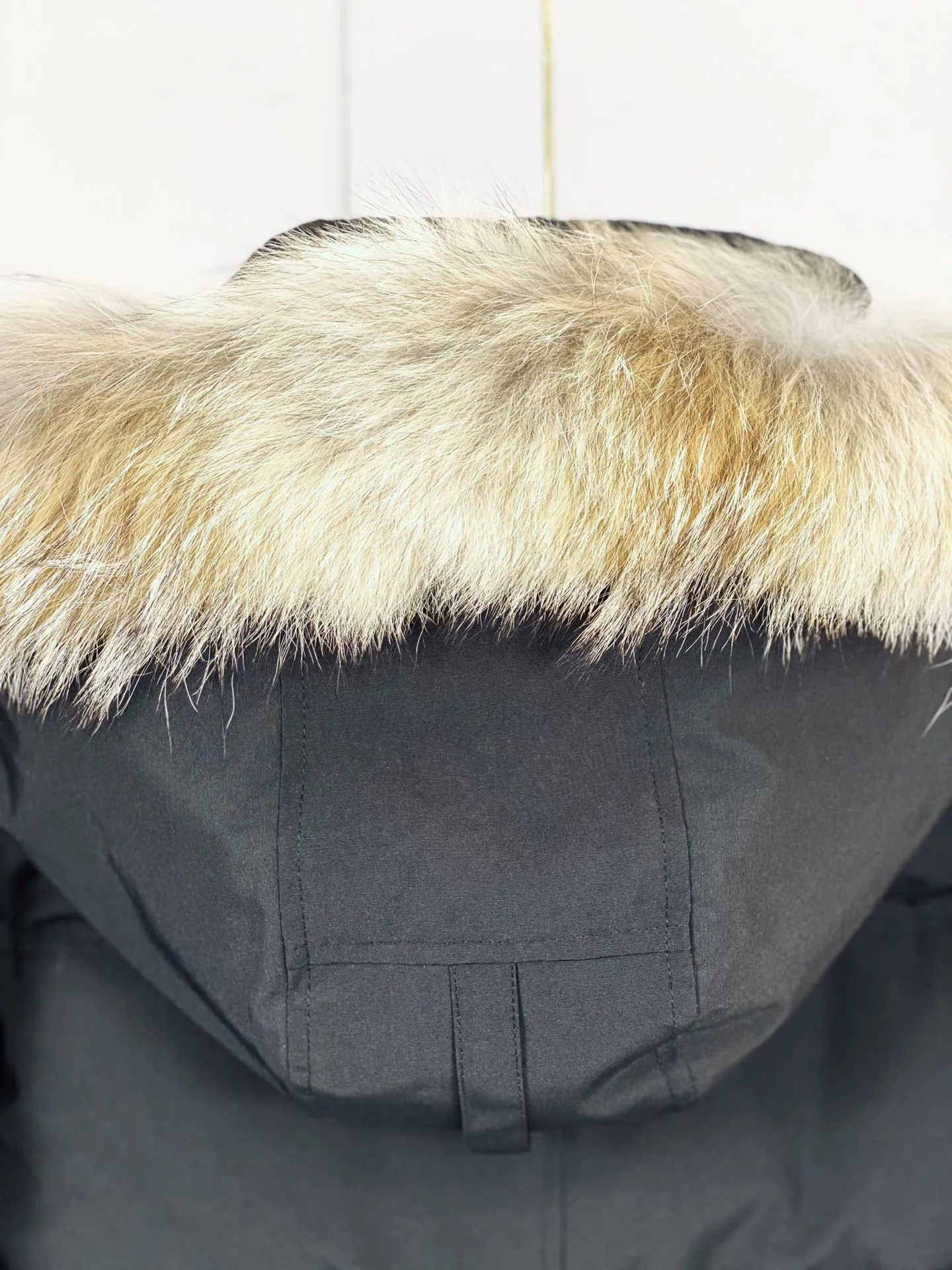 P820 Canada goose/Canada Goose Wyndham 388M 29 parka down jackets, genuine original version, you need to compare with the genuine product at any time, all accessories are customized from the original factory 💯The softness and hardness of the fabric are compared with the genuine ones, and they can be restored by kneading at will (fabric misunderstanding: fabrics that are not high hardness are waterproof. Only when you buy the latest genuine version this year will you notice the softness and comfort of the fabric) 💯Authentic white duck down is synchronized with the down Fluffy and not clumping, filled with electronically controlled down filling machine. 💯Customized zippers with authentic YKK military-grade copper core zipper pulls. High hardness and no jamming. 💯The fur collar is purchased from Western Canada coyote skin and is customized. Zipper cord, pocket label, back label, collar velvet, velcro fasteners, cuffs, all details are updated simultaneously with the original version, the best version, the most complete color matching, the fighter in the world 29, battle various worldly goods, size: XS-XXL (size chart attached below), color: as shown below